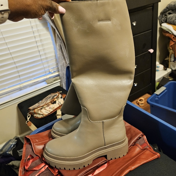 Boots - Picture 2 of 4